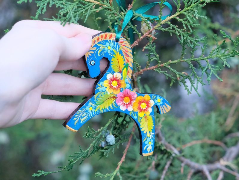Дерев'яна різдвяна прикраса з коником і квітами 18249748 фото