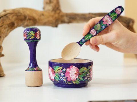 Дерев'яна ступка з товкачиком з півоніями 18249561 фото